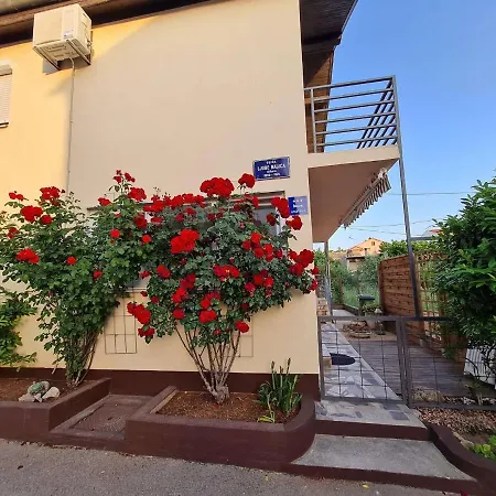 Apartmani Lovre I Zara Exterior photo