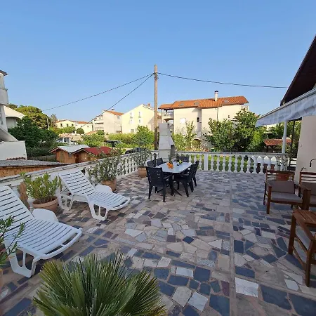 Apartmani Lovre I Zara Exterior photo